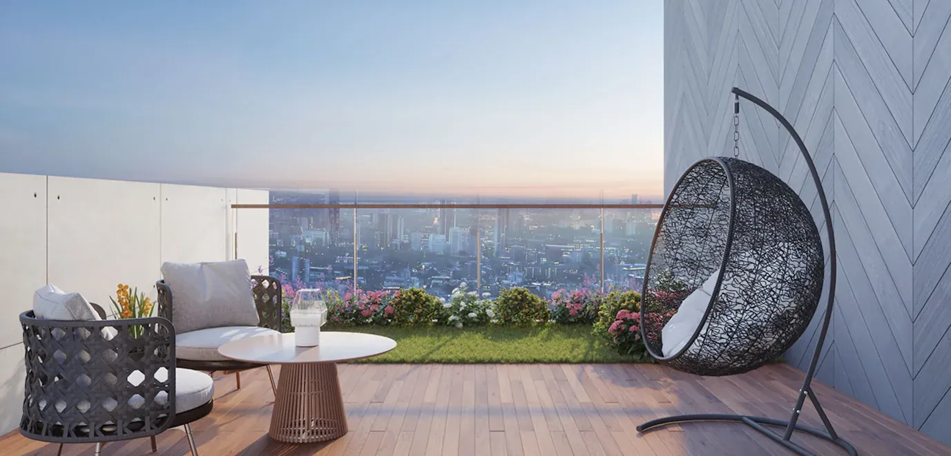 Terrazza con poltrona sospesa affacciata sullo skyline al tramonto