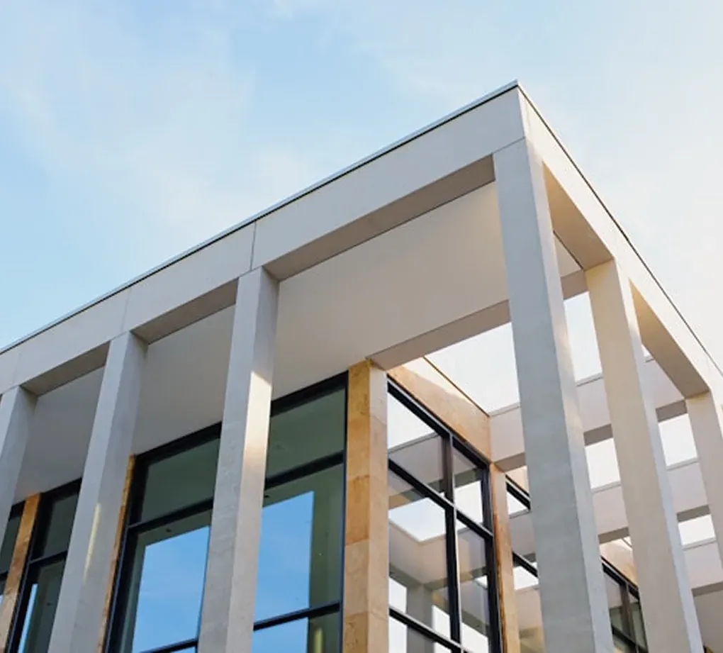 Facciata in pietra chiara di un edificio moderno contro il cielo